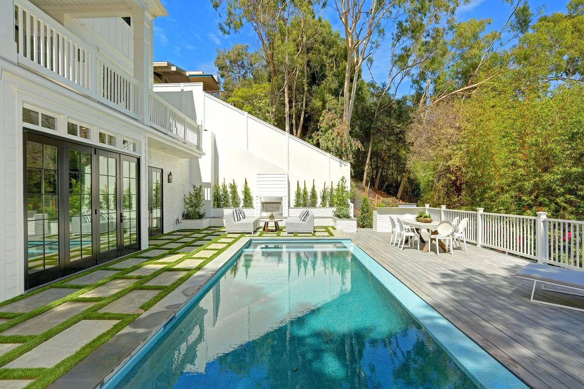 Monument Residence — pool