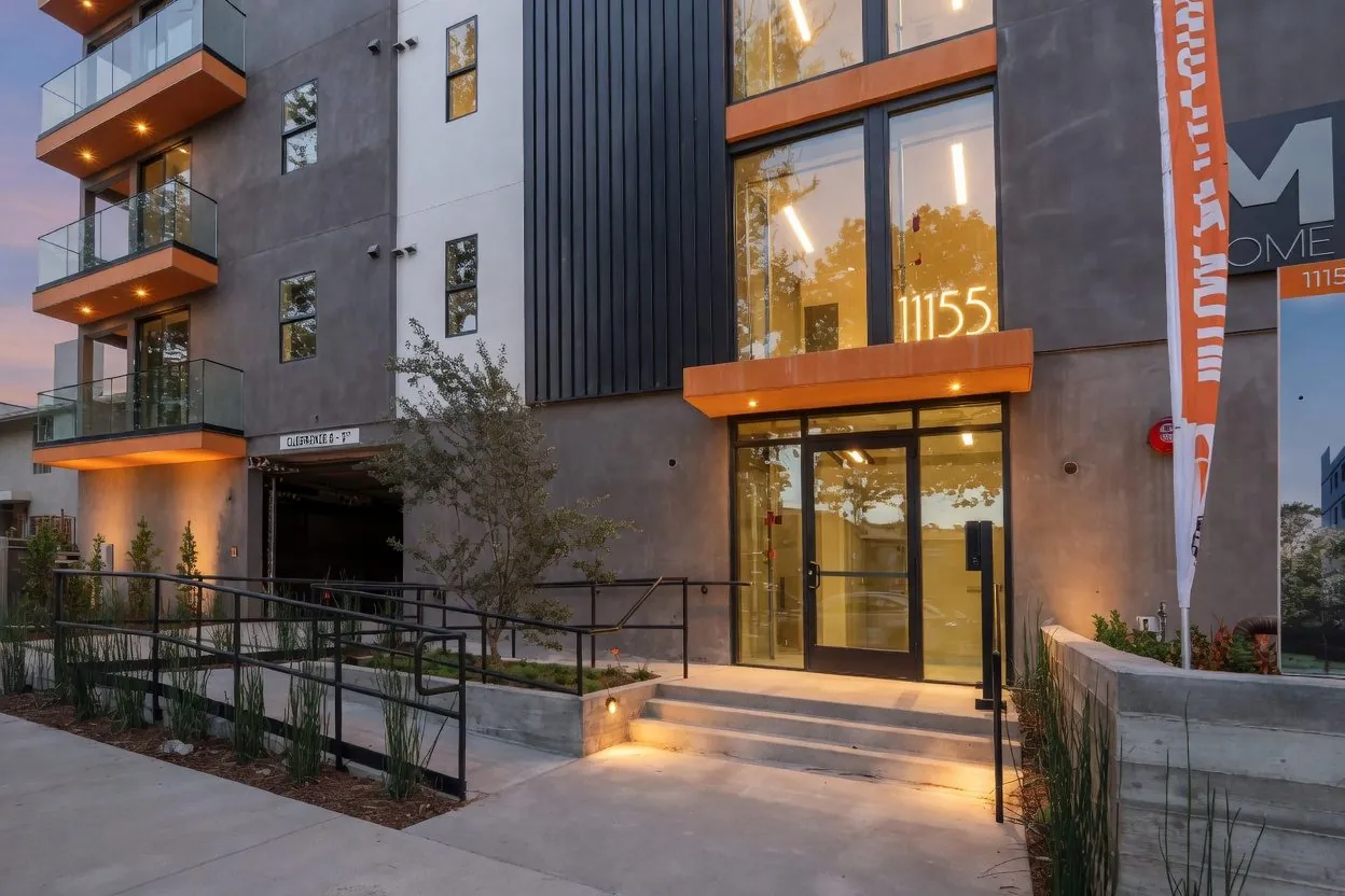 11155 Huston Street — entry