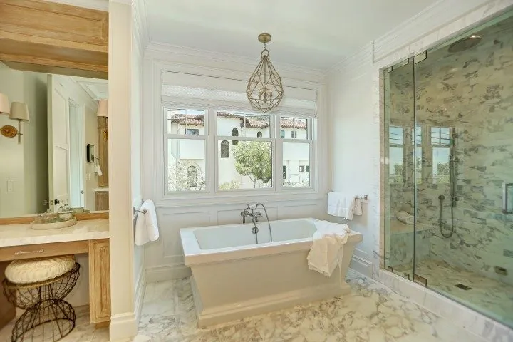 Monument Residence — bathtub