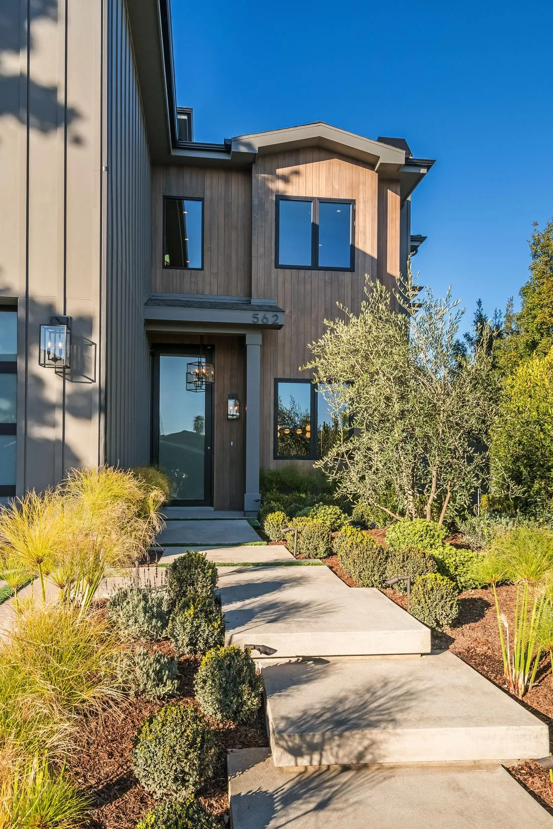 562 Greencraig Road photo 1