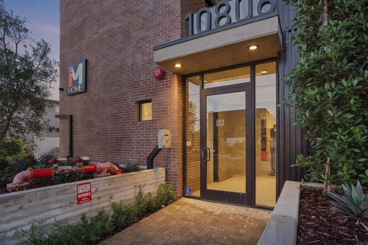 10806 Blix Street — entry_close